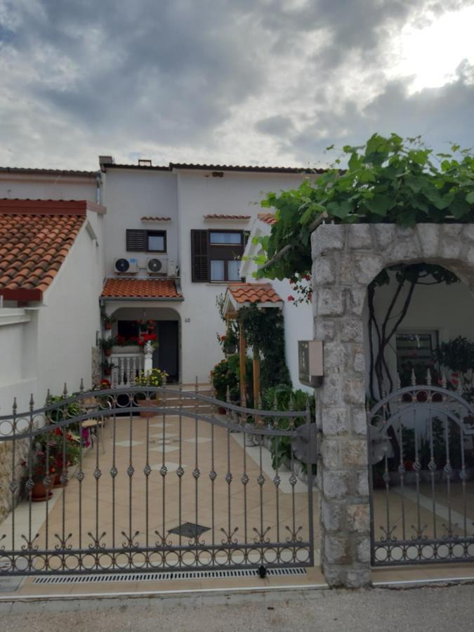 Apartmani Jozefina Omišalj Exterior foto